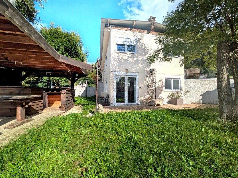 Maison de 160 m2 avec bureaux et locaux de stockage attenants de 110 m2 à Saint-Genis-Laval