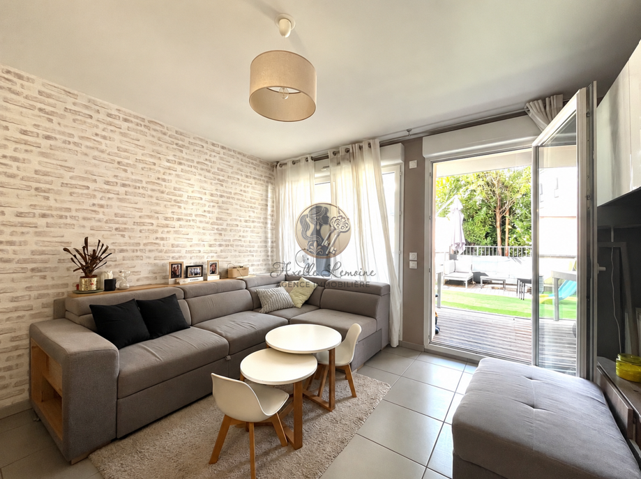 Produit rare à Marcy-l’Étoile   T3 traversant avec deux jardins Privatifs, piscine et double garage