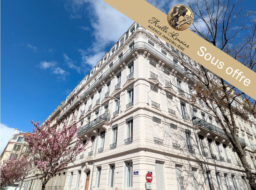 Appartement d’exception, cachet ancien sublimé, balcon plein Ouest, immeuble Haussmannien de standing