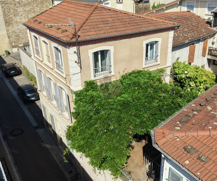 Saint-Martin-la-Plaine   Maison de village de caractère avec terrasse de 30m2 ombragée au cœur du village