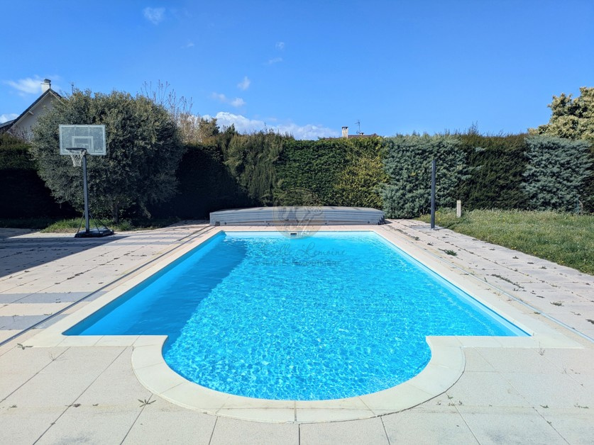 Maison avec piscine, vaste terrasse et fort potentiel d’évolution