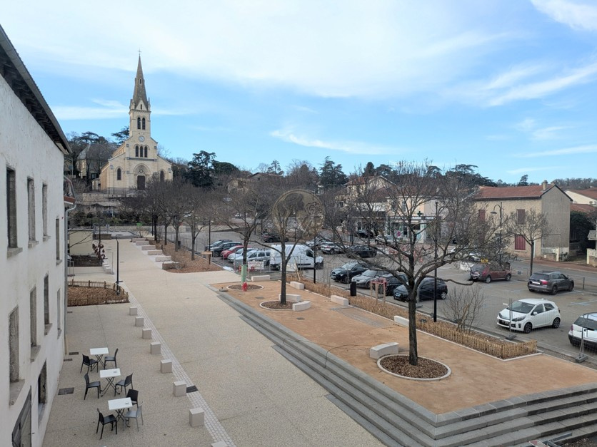 Appartement T4 de 91 m2 en plein centre de Vernaison avec terrasse, cave et garage double