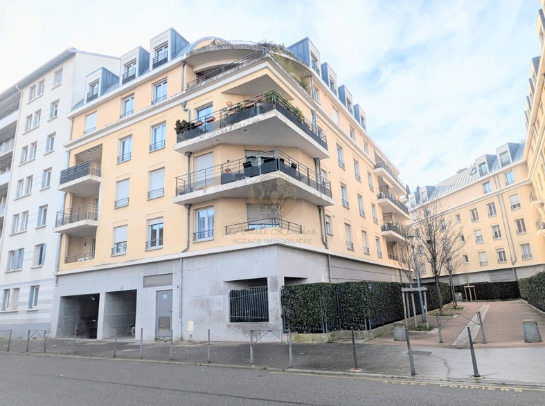 Lyon 3    T2 traversant avec balcon, parking et prestations modernes