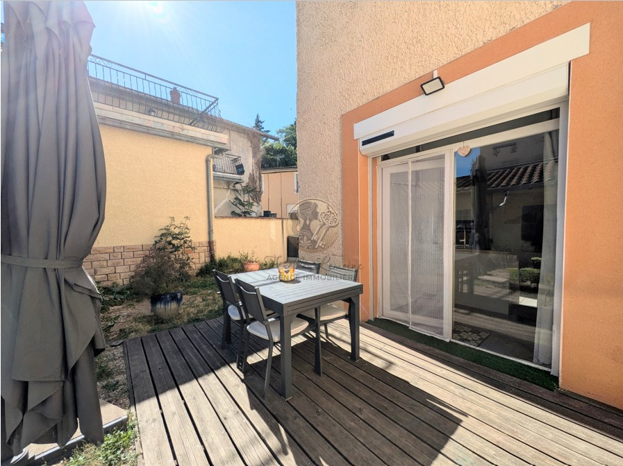 Appartement rénové avec terrasse, grande cour privative et stationnement à Sainte-Foy-lès-Lyon